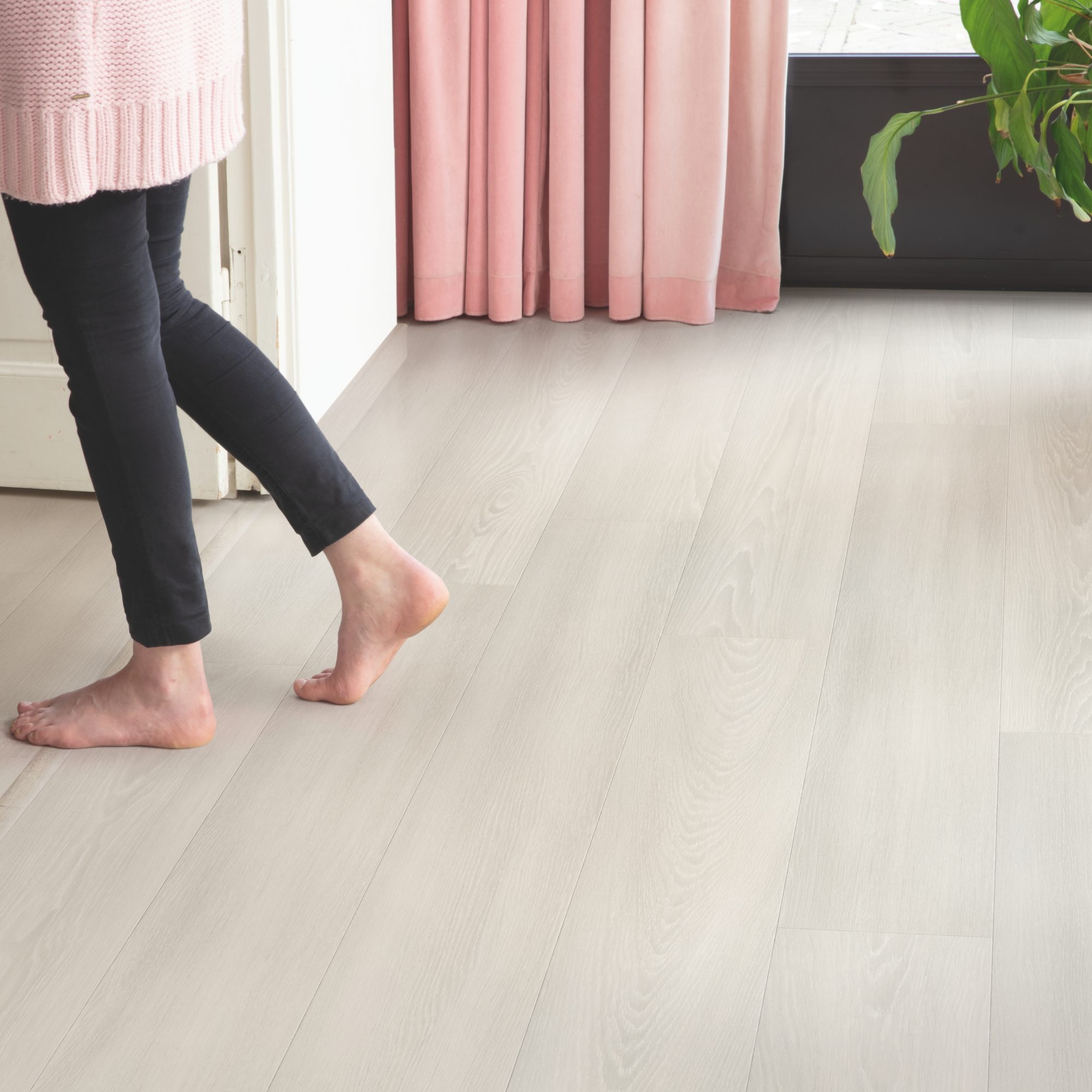 White Premium Oak SIG4757 | Signature | QuickStep Laminate Flooring - Hallway