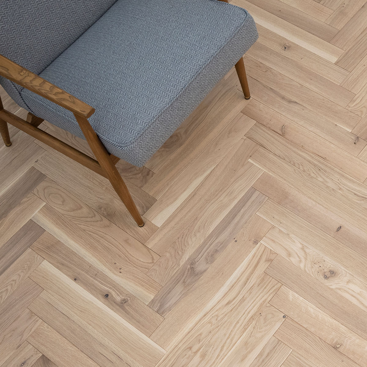 TH109 Seashell Strip | V4 Tundra Herringbone | Living Space