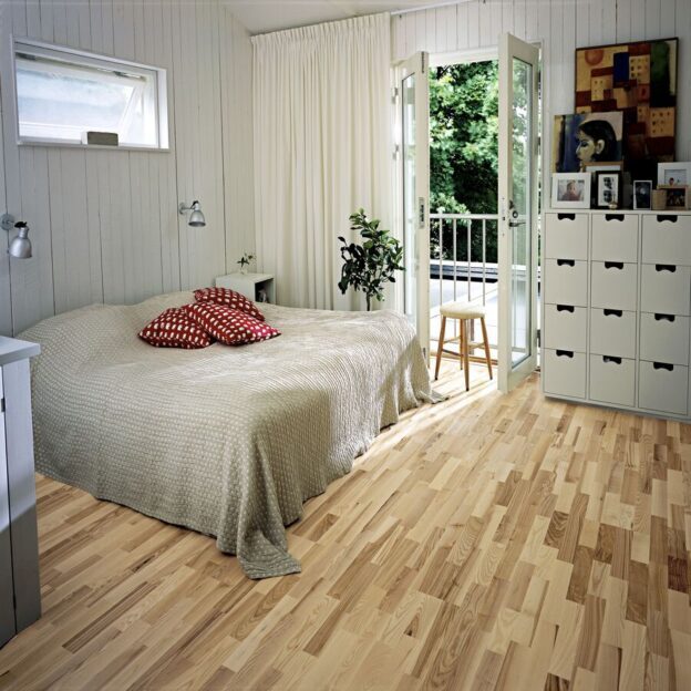A bedroom with Ask Kalmar flooring.